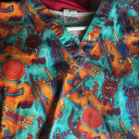 Turquoise/orange Vneck 2 pocket scrub top . Aztec/southwest pattern szS - Picture 3 of 3